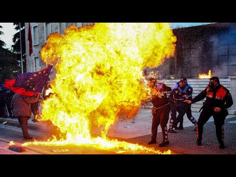 Albanien: Demonstranten greifen das Parlamentsgebu ...