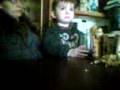 dante con vaso de vidrio