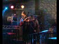 p�tk� keikalta, antony parviainen (machine man) esitt�� heinill� h�rkien kaukalon. k�nnyll� kuvattu p�tk�