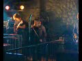 p�tk� keikalta, antony parviainen (machine man) esitt�� heinill� h�rkien kaukalon. k�nnyll� kuvattu p�tk�