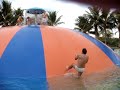 Os gordos tentando subir no pula-pula aquático em Olímpia Os gordos tentando subir no pula-pula aquático em Olímpia