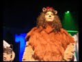 Teaterklubb`81 gleder for 23 år på rad publikum med sitt juleteater. I år er det Trollmannen fra Oz som skaper juleteatermagi på Dverberg og filmen viser smakebiter fra midnattspremieren 14/12 2007.