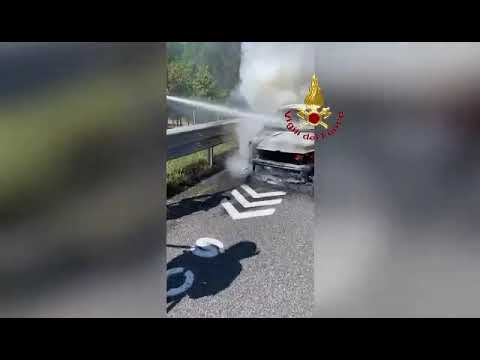 Auto in fiamme sulla A11