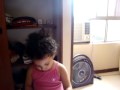 Gabriela cantando barney