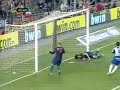 Messi scores with his left hand