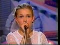 Karuselli-laulukilpailun Teinisarja 1999. Laulamassa Tenavatähti-semifinalisti 1994 Kaisa-Mari Ruokolainen.