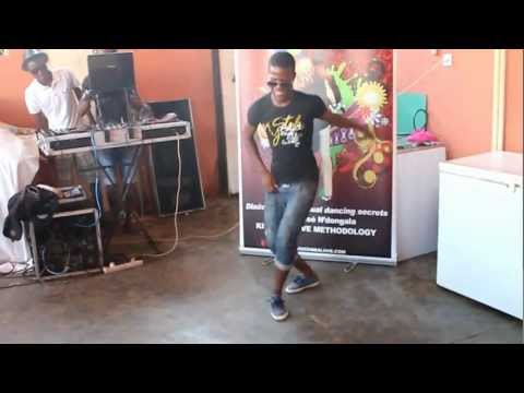 toques de house - José N'dongala's cousins dancing Afro house with some Kwaito steps no quintal @ home in Angola For Afro House, Kwaito, Semba/Kizomba classes in Angola: pleas...