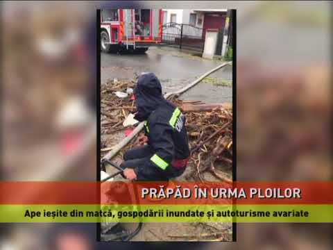 Zeci de gospodării inundate şi autoturisme avariate după ce un pârâu a ieşit din matcă