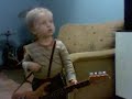 2 letni Adaś udziela lekcji gry na gitarze