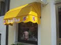 Un giro in bicicletta per Caporetto/Kobarid, dal parcheggio all'ingresso della via dell'ossario. Nella piazza principale 4 giovani (sloveni, credo) mi salutano. Un minifilmato ripreso (con la macchina fotografica digitale) domenica 8 luglio 2007, facente parte di una serie di video della gita il cui resoconto si può leggere su http://ferrimarco.blogspot.com