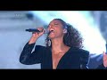 Alicia Keys & Jay Z - Empire State Of Mind (Brit Awards 2010)