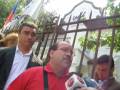 MINORIAS SEXUALES SE ENCADENAN A SEDE DE LA UDI POR HOMOFOBIA DE SUS PARLAMENTARIOS