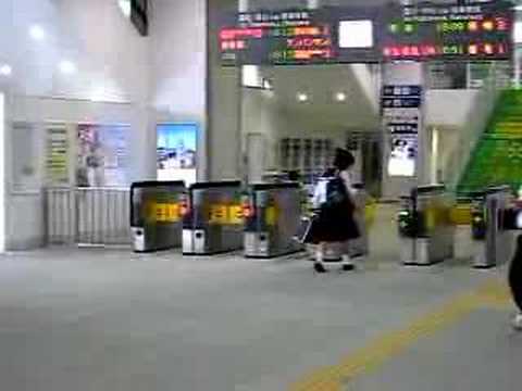 新高知駅の自動改札口の様子です。