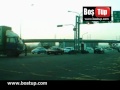 KamyonetŞöförü Trafik Polisine Çarpıyor