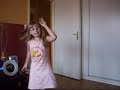 nini qui danse sur barry