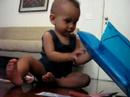 Jose brinca no dia do seu niver de 1 aninho