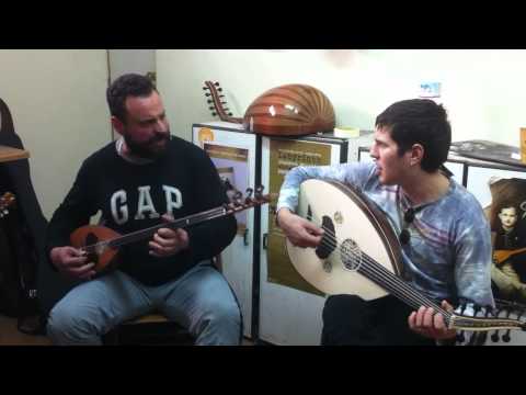 mpatsoi - ο φίλος ο Μητσάρας με τον Καρμέλο τον Σικελό και τον Ηλία πάίζουν μπουζούκι παλεικό ,τζουρά με μπερντέδες και ούτι στο εργαστήριο του...