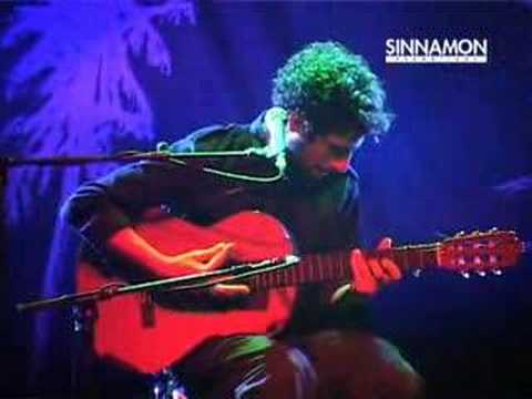 hints - José González plays Hints. Razzmatazz 2. Barcelona, november 22nd (2007)