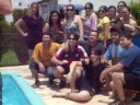 Pessoal tirando foto ao lado da piscina na confraternização na chácara.