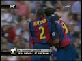 25-04-2004 LLIGA REAL MADRID 1-2 BARÇA Real Madrid: Casillas, Michel Salgado, Helguera, Raul Bravo, Roberto Carlos, Beckham, Cambiasso, Figo, Zidane (Guti 73'), Solari (Nuñez 83'), Raul. Barça: Victor Valdes, Reiziger, Puyol (Motta 83'), Oleguer, Van Bronckhorst, Xavi, Cocu, Davids, Overmars (Luis Enrique 56'), Ronaldinho, Saviola (Kluivert 56') Gols: 53' Solari, 56' Kluivert, 86' Xavi. Resum: El partido llega en la recta final de la temporada, con tan sólo cinco partidos por disputarse, con el Madrid y el Valencia empatados a puntos en la cabeza de la clasificación, y con el Barcelona a siete puntos de ambos. Una derrota del Barcelona hubiese supuesto el adiós a la liga, después de una importante remontada en la que había conseguido 42 de los últimos 48 puntos en juego. El partido tiene dos partes bien diferenciadas marcadas por la expulsión de Figo, que en una jugada desafortunada, tiene que adelantar el paso por los vestuarios por ver la segunda tarjeta amarilla. La primera etapa tiene un claro dominio blanco, y durante ella el protagonista es Víctor Valdés que realiza un soberbio partido, parando ocasiones clarísimas de gol, con la excepción del gol de Solari. Antes de la expulsión de Figo, llegaría el gol del empate del Barcelona coincidente con los cambios realizados por Rijkaard. Este gol descompuso las líneas blancas. A los pocos minutos se produce el lance en el que Figo es expulsado. A partir de ese momento, el dominio del Barcelona se hace patente ante un <b>...</b>
