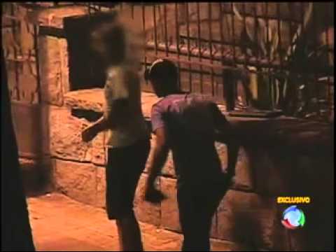 explícito - Os flagrantes foram gravados em uma calçada de uma rua que fica no centro da capital. Durante o dia, o movimento é normal, com trânsito intenso e comércio ab...