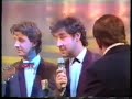 Het is 1987.  Op de vooravond van de oprichting van de eerste Vlaamse commerciële TV-zender VTM (1989) pakt de toenmalige BRT uit met een grootschalige live-show in samenwerking met de Nationale Loterij: 'Pak De Poen -- De Show van Eén Miljoen'.  Manu en René Verreth, twee acteurs uit het jaren voordien immens populaire 'De Collega's', een mooi gemaakte humoristische serie over het reilen en zeilen van een groep ambtenaren op één of ander ministerie, zullen het geheel presenteren.De show wordt een regelrechte ramp: René en Manu Verreth drukken zich uit in een kaduuk soort ambtenarentaal, de studiolichten vallen uit, knoppen die de kandidaten moeten gebruiken om 'af te drukken' doen het niet, afstandsbestuurde wagentjes voor één van de showproeven worden gestoord door draadloze microfoons, de presentatoren worstelen met de spelregels én dus ook met de jury, de in die tijd meer dan beruchte BRT-telefooncentrale toont zich van de meest nukkige kant, en tot overmaat van ramp vergeet René Verreth de naam van Percy...  Percy....    juist, dames en heren!Nadien volgen nog twee afleveringen van de show, maar die worden gepresenteerd door Luc Appermont.  Na drie afleveringen wordt de show afgevoerd.Op de VRT waren tot enkele jaren geleden heel af en toe nog wel eens héél korte fragmenten uit die beruchte show te zien, maar de VRT lijkt het geheel liefst zo vlug mogelijk te willen vergeten.  De originele bandopname van de show zou, althans dat beweren kwatongen, door René en/of Manu ontvreemd zijn uit het archief van de openbare omroep, maar niets is minder waar.  Getuige daarvan de hele uitzending die je nu, 20 jaar na uitzending, hier integraal te zien krijgt.  Zorg dat je niet gestoord kan worden, en go ahead, het is de moeite waard!!