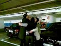 bailando en el parking
