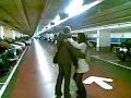 bailando en el parking