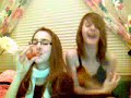 Elle boit son moue de pomme (ouups c\ Elle boit son moue de pomme (ouups c\