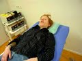 www.ores.nl Neuroacupunctuur ORES patient moeheid MSWat kan neuroacupunctuur bijdragen bij de behandeling van MS?Neuroacupunctuur kan bij MS-patiënten de integratie van het aangedane lichaamsdeel in het geheel bevorderen. Verder kan neuroacupunctuur therapeutische effecten hebben op symptomen zoals: Gevoelsstoornissen in handen en voeten.PijnenSpierkrampenBlaasontledigingsproblemenSpierkracht- en coördinatieproblemenObstipatieVermoeidheidsklachtenSlaapstoornissen Algemene spanningen en stressDepressiviteitAngstAfgenomen vitaliteitWel blijkt dat sommige symptomen, zoals bijvoorbeeld coördinatieproblemen, moeilijker te behandelen te zijn dan andere symptomen.De individuele patiënt merkt vrij direct of neuroacupunctuur effect heeft op enkele van deze symptomen. Soms is dat direct inderdaad bij de eerste behandeling het geval. Vooral omdat wij acupunctuur combineren met enkele andere technieken, valt het patiënten relatief snel op dat de behandeling aanslaat. Meestal adviseren we, zoals we reeds vertelden, bij MS 6-8 behandelingen om duidelijk te zien of de behandeling de patiënt goed helpt. Dit is iets meer dan normaal, omdat we dus ook andere technieken inzetten en de patiënt oefeningen meegeven om een beter contact met het eigen lichaam te krijgen, waardoor wat meer tijd nodig is. Als de behandeling aanslaat adviseren we meestal na ca 10-14 behandelingen om de tijd tussen de behandelingen te verlengen tot 2 weken en tenslotte zelfs tot nog langer. Dit wordt altijd op individuele basis vastgesteld.Neuroacupunctuur is een verzamelnaam voor enkele vormen van acupunctuur die specifiek ingezet worden bij de behandeling van neurologische ziekten en chronische pijnen. Ook kunnen onderdelen van de neuroacupunctuur ingezet worden bij psychiatrische stoornissen zoals depressies en angststoornissen. Eén van de onderdelen van de neuroacupunctuur is de schedelacupunctuur, waarbij naalden in de schedelhuid ingebracht worden. De speciale Japanse schedelacupunctuur, ontwikkeld door Dr Yamamoto, wordt ook wel aangeduid met de term neuroacupunctuur, aangezien deze acupunctuurvorm vooral effectief is bij de behandeling van neurologische ziekten en pijn.'Neuroacupunctuur' als term wordt ook op een tweede wijze gebruikt, als een verzamelnaam voor de multidisciplinaire studie naar de werking van acupunctuur verklaard vanuit het zenuwstelsel. Het eerste tekstboek die deze invalshoek koos verscheen in 2001, onder de titel: 