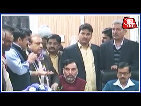 Breaking News | Scuffle Between BJP And AAP Workers During Kejriwal's Press Conference