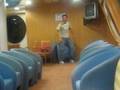 Brow Lee es fa mal de viatge a ibiza