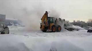 Трактор тушит снегом Mercedes