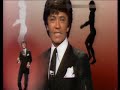 rex gildo - medley schlager der 70er jahre

1. love is in the air (1978)
love is in the air, weil du in der n�he bist
love is in the air, ich f�hl', da� es liebe ist,
und dann treffen sich unsere blicke
nur einen kleinen moment.
seither bist du in meinen gedanken
wie ein feuer, das tief in mir brennt.

love is in the air, deinen namen kenn' ich nicht
love is in the air, und ich seh' nur dein gesicht,
und die luft ist voll seltsamer spannung,
nicht so wie sonst jede nacht.
auch die discomusik klingt heut' anders,
hat das alles dein zauber gemacht?

love is in the air
love is in the air
oh ho ho ho oh ho

love is in the air, endlich bist du neben mir,
love is in the air, endlich bin ich nah' bei dir,
und wir sehen uns nur in die augen,
keiner von uns spricht ein wort,
aber da� wir zusammen geh�ren,
das f�hlen wir beide sofort.

love is in the air, ich h�r' �berall musik
love is in the air, und ich suche deinen blick
und die luft ist voll seltsamer spannung,
nicht so wie sonst jede nacht.
auch die discomusik klingt heut' anders,
hat das alles dein zauber gemacht?

2. fiesta mexicana (1972)
hossa! hossa! hossa! hossa!

fiesta, fiesta mexicana
bald schon wird es hell, denn der morgen ist nah
und ich k�sse carmen sita
denn ich wei�, die stunde des abschieds ist da.

weine nicht, mu� ich auch geh'n
weil wir uns ja wiederseh'n
bei einer fiesta, fiesta mexicana
dann wird alles wieder so sch�n wie es mal war

hossa! la la la la .... ho ho.

fiesta, fiesta mexicana
bald wird wieder alles so sch�n
ja, du wirst seh'n
darum bin ich bald wieder da!

hossa! hossa! hossa!