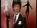 rex gildo - medley schlager der 70er jahre

1. love is in the air (1978)
love is in the air, weil du in der n�he bist
love is in the air, ich f�hl', da� es liebe ist,
und dann treffen sich unsere blicke
nur einen kleinen moment.
seither bist du in meinen gedanken
wie ein feuer, das tief in mir brennt.

love is in the air, deinen namen kenn' ich nicht
love is in the air, und ich seh' nur dein gesicht,
und die luft ist voll seltsamer spannung,
nicht so wie sonst jede nacht.
auch die discomusik klingt heut' anders,
hat das alles dein zauber gemacht?

love is in the air
love is in the air
oh ho ho ho oh ho

love is in the air, endlich bist du neben mir,
love is in the air, endlich bin ich nah' bei dir,
und wir sehen uns nur in die augen,
keiner von uns spricht ein wort,
aber da� wir zusammen geh�ren,
das f�hlen wir beide sofort.

love is in the air, ich h�r' �berall musik
love is in the air, und ich suche deinen blick
und die luft ist voll seltsamer spannung,
nicht so wie sonst jede nacht.
auch die discomusik klingt heut' anders,
hat das alles dein zauber gemacht?

2. fiesta mexicana (1972)
hossa! hossa! hossa! hossa!

fiesta, fiesta mexicana
bald schon wird es hell, denn der morgen ist nah
und ich k�sse carmen sita
denn ich wei�, die stunde des abschieds ist da.

weine nicht, mu� ich auch geh'n
weil wir uns ja wiederseh'n
bei einer fiesta, fiesta mexicana
dann wird alles wieder so sch�n wie es mal war

hossa! la la la la .... ho ho.

fiesta, fiesta mexicana
bald wird wieder alles so sch�n
ja, du wirst seh'n
darum bin ich bald wieder da!

hossa! hossa! hossa!