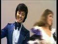rex gildo - medley schlager der 70er jahre

1. love is in the air (1978)
love is in the air, weil du in der n�he bist
love is in the air, ich f�hl', da� es liebe ist,
und dann treffen sich unsere blicke
nur einen kleinen moment.
seither bist du in meinen gedanken
wie ein feuer, das tief in mir brennt.

love is in the air, deinen namen kenn' ich nicht
love is in the air, und ich seh' nur dein gesicht,
und die luft ist voll seltsamer spannung,
nicht so wie sonst jede nacht.
auch die discomusik klingt heut' anders,
hat das alles dein zauber gemacht?

love is in the air
love is in the air
oh ho ho ho oh ho

love is in the air, endlich bist du neben mir,
love is in the air, endlich bin ich nah' bei dir,
und wir sehen uns nur in die augen,
keiner von uns spricht ein wort,
aber da� wir zusammen geh�ren,
das f�hlen wir beide sofort.

love is in the air, ich h�r' �berall musik
love is in the air, und ich suche deinen blick
und die luft ist voll seltsamer spannung,
nicht so wie sonst jede nacht.
auch die discomusik klingt heut' anders,
hat das alles dein zauber gemacht?

2. fiesta mexicana (1972)
hossa! hossa! hossa! hossa!

fiesta, fiesta mexicana
bald schon wird es hell, denn der morgen ist nah
und ich k�sse carmen sita
denn ich wei�, die stunde des abschieds ist da.

weine nicht, mu� ich auch geh'n
weil wir uns ja wiederseh'n
bei einer fiesta, fiesta mexicana
dann wird alles wieder so sch�n wie es mal war

hossa! la la la la .... ho ho.

fiesta, fiesta mexicana
bald wird wieder alles so sch�n
ja, du wirst seh'n
darum bin ich bald wieder da!

hossa! hossa! hossa!