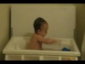 olivia dandose un pequeño baño