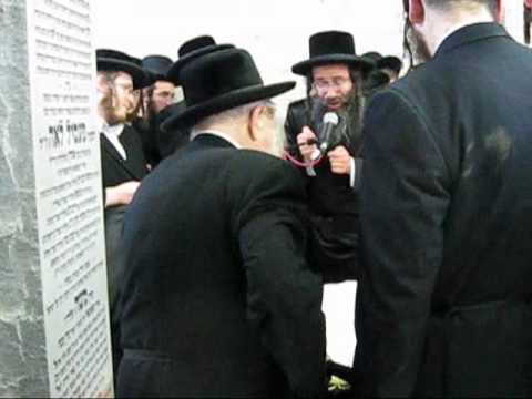 Satmar Monsey Rebbe saying hesped @ his mother in law’s hakomas Matseiva