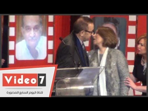 بالفيديو.. بوسى تقبل طليقها نور الشريف عقب تكريمه بالمركز الكاثوليكى
