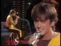 Tommy Steiner - Das Märchen von Rhodos 1983... halte dich festsolang' du noch bei mir bist.Weißt du dennob die Nachtdiese tiefblaue Nachtnicht ein Abschied für immer und ewig ist ?Viele liegen schon untenzwischen tausend versunkenen Schiffenbeladen mit Gold.Das Meer hat sie sich geholt mit seinem Zauber.Ja das Märchen von Rhodos ist die uralte Sagedie man sich heut' noch am Feuer erzählt.Wer das Meer statt der Liebe gewähltder ist für immer verloren.Und die Mädchen von Rhodos stehen weinend am Strandund die Angst ist esdie sie erdrücktdaß ihr Liebster dem Zauber erliegtund kommt nie mehr wieder.Heute hat mich das Schicksal verschontdoch ich fühl' diese Nacht wird uns're letzte sein.Denn wie schnell kommt der Morgen und mit ihm der Tagdann bist du für immerja immer allein.Es zieht mich hinaus bei Regen und Sturmund schlägt mich in seinen Bann.Ich komm' nicht dagegen anweil ich so Schwach bin.Ja das Märchen von Rhodos ist die uralte Sagedie man sich heut' noch am Feuer erzählt.Wer das Meer statt der Liebe gewähltder ist für immer verloren.So wie damals lockt wieder das Meerich versuch' mich dagegen zu wehr'ndoch es ist wie ein Lieddas mich unmächtig anzieht - zieht.Ja das Märchen von Rhodos ist die uralte Sagedie man sich heut' noch am Feuer erzählt.Wer das Meer statt der Liebe gewähltder ist für immer verloren.Und die Mädchen von Rhodos stehen weinend am Strandund die Angst ist esdie sie erdrücktdaß ihr Liebster dem Zauber ..