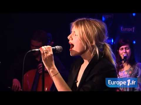 Melanie Laurent - Mélanie Laurent interprète Circus dans les studios d'Europe 1.