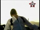 Δεν πηγαίνει παρακάτω η καρδιάΔεν πηγαίνει βήμα η μέραΕγώ έζησα μαζί σου τη χαράΚαι έχω μείνει στον αέραΈχω μείνει, έχω μείνει στον αέραΕγώ εδώ, εσύ εκείΚι η ζωή πιο πέραΠοιά μέρα θες να δώΠοιά θάλασσα να πιώΠοιον ήλιο αν δεν κοιτάζω εσέναΠοιά μάτια να κοιτώΤη δύναμη να βρώΑν δεν κοιτάζω εσέναΠοιά; Ποιά;Τις εικόνες μου τις μοίραζα στα δυόΜια για μένα, μια για σέναΠως ζητάς τον κόσμο μόνος να κοιτώΌλα μοιάζουνε σπασμέναΌλα μοιά- όλα μοιάζουνε σπασμέναΕγώ εδώ, εσύ εκείΚι η ζωή πιο πέραΠοιά μέρα θες να δώΠοιά θάλασσα να πιώΠοιον ήλιο αν δεν κοιτάζω εσέναΠοιά μάτια να κοιτώΤη δύναμη να βρώΑν δεν κοιτάζω εσέναΈχω μείνει, έχω μείνει στον αέραΕγώ εδώ, εσύ εκείΚι η ζωή πιο πέραΠοιά μέρα θες να δώΠοιά θάλασσα να πιώΠοιον ήλιο αν δεν κοιτάζω εσέναΠοιά μάτια να κοιτώΤη δύναμη να βρώΑν δεν κοιτάζω εσένα