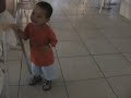 Iakov comiendo pastel