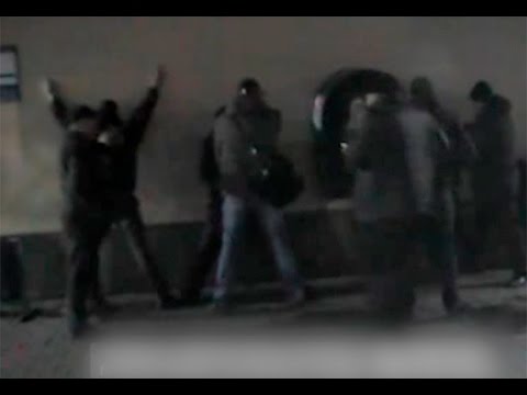 У Запоріжжі затримано поліцейських, які грабували людей (відео) У Запоріжжі затримано поліцейських, які грабували людей (відео)