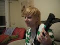 jugando con la guitarra