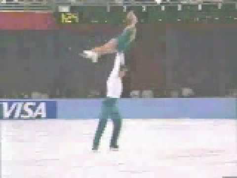 Patinadora se da un duro golpe sobre el hielo