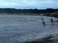 鎌倉由比ガ浜　台風を楽しむサーファー