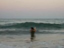 Estefi i Desi intentant surfejar minioles a la platja D'Aiguadolç (Sitges)