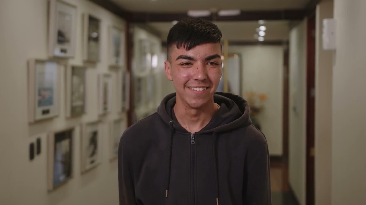Inspirando el Aprendizaje: Voluntarios y Estudiantes en el Taller de Inglés Intermedio.