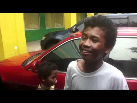 Filipino kid sings in the street